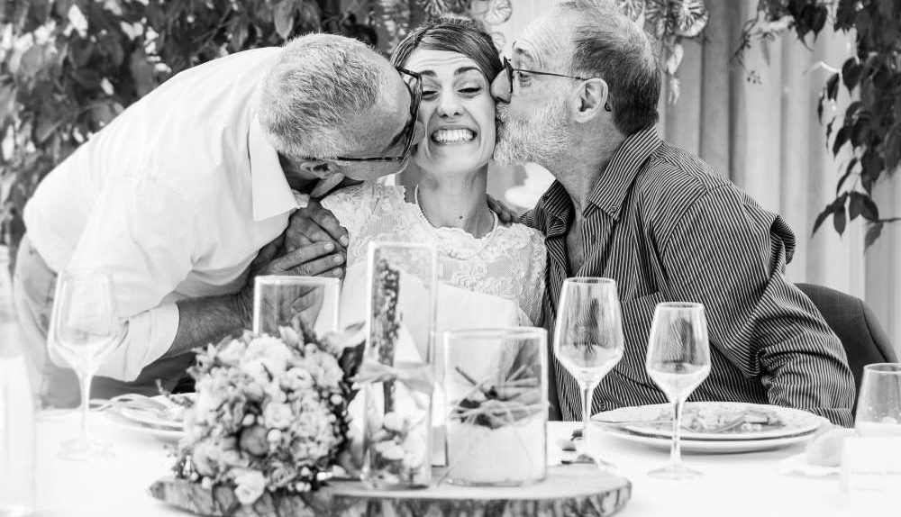 Due anziani zii baciano la sposa sulle guance